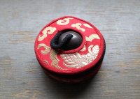 ティンシャ ： ブロンズ　ケース付き　レッド　約８ｃｍ
