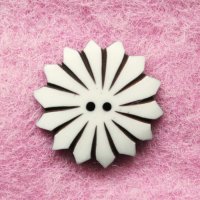 ネパール 水牛の骨 手作りボタン：ギザギザ花c　＜郵送OK＞