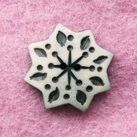 ネパール 水牛の骨 手作りボタン：ギザギザ花a　＜郵送OK＞