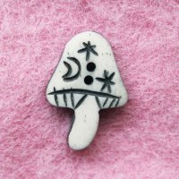 ネパール 水牛の骨 手作りボタン：きのこb　＜郵送OK＞